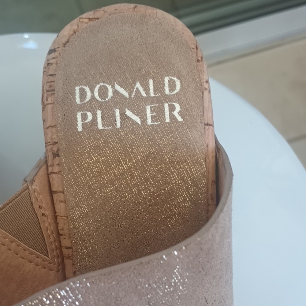 Donald J. Pliner Women's Gold Sandals. Priced to Sell! - Picture 2 of 5
